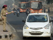بالصور.. الهند تطلق مبادرة جديدة لتنظيم سير السيارات فى نيودلهى للتغلب على التلوث