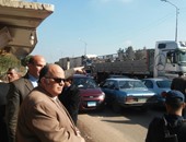 محافظ الدقهلية يسحب رخص سائقى 6 عربات نقل لإعاقتهم المرور بمركز منية النصر