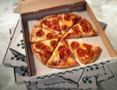 "FDA" تحذر: علب "البيتزا" تحتوى على 3 مواد كيميائية تسبب السرطان