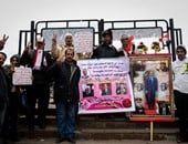 متظاهرو القائد إبراهيم يرفعون لافتات تهنئة الأقباط بأعياد الميلاد