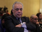 أشرف زكى يعود للقاهرة بعد حضور افتتاح مهرجان المسرح العربى بالكويت