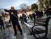 أتراك ينظفون ميدان السلطان أحمد بعد تفجير اسطنبول الانتحارى