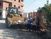 بالصور.. مجلس مدينة بئر العبد يواجه القمامة بـ6 سيارات و36 عامل نظافة