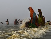 بالصور.. الهندوس يحيون أحد أعيادهم الدينية بالسباحة فى نهر الجانج