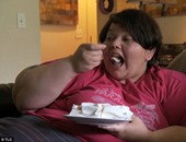 بالصور.. عشق فتاة للطعام يرفع وزنها إلى 275 كيلو.. "بلاش أكل كتير"