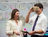 بالصور.. رئيس وزراء كندا يختبر نظارات جوجل الذكية للواقع الافتراضى