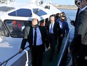 بالصور.. جولة لرئيس الوزراء بـ "اللانش" فى ميناء دمياط