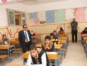 طلاب الإعدادية يؤدون الامتحان وسط إجراءات أمنيه مشدده فى المنيا