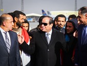 بالصور.. الرئيس يوقف موكبه ويستدعى طاقم المأمورية لشكرهم على إعادة المصريين من ليبيا