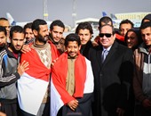 بالصور.. السيسي يداعب الشباب العائدين من ليبيا: "معاكم 50 جنيه كده ولا حاجة"