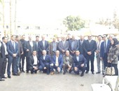 بالصور.."محيى الدين" يُكرم أفراد نوبة انقطاع الكهرباء بمطار القاهرة