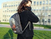 طلاب يصممون حقيبة ظهر مبتكرة تحمى مرتديها من تلوث الهواء
