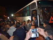 المصريون العائدون من ليبيا يتجهون لقريتهم بسمالوط بعد لقاء المحافظ