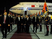 السيسى يستقبل الرئيس الصينى فى صالة كبار الزوار بمطار القاهرة