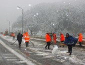الثلوج الكثيفة تحاصر أكثر من 3 آلاف راكب فى مطار جنوب غربى الصين