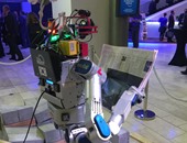 بالصور.. الروبوت الكورى يقرأ الصحف ويثير إعجاب المشاركين بمنتدى دافوس