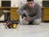 طلاب فلسطينيون يبتكرون سيارات كهربائية ذكية تتحكم فيها بالإشارة
