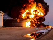 بالصور.. سقوط أبراج لنقل الطاقة الكهربائية جراء حريق خزانات النفط بليبيا