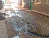 بالصور.. قارئ يشكو تجاهل شبكة مياه سمالوط لماسورة مكسورة أغرقت الشارع