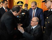 بالصور.. السيسى يكرم رئيس جهاز الأمن الوطنى بمنحه نوط الامتياز من الدرجة الاولى