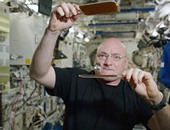 بالفيديو.. رائد الفضاء "سكوت كيلى" يستعرض طريقة لعب "البينج بونج" فى الفضاء