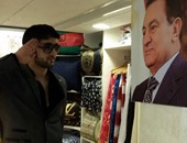 محل ملابس بوسط البلد يعلق صورا "مبارك" قبل ذكرى ثورة يناير