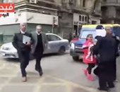 بالفيديو..الشرطة النسائية تشارك المواطنين بعيد الشرطة بتوزيع الورود والأعلام  فى ميدان الأوبرا