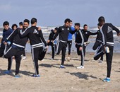 المصرى يتدرب على شاطئ بورسعيد وسط الأمطار