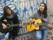 بالفيديو.. فتاتان تحتفلان بالذكرى الخامسة لثورة 25 يناير على طريقتهما الخاصة