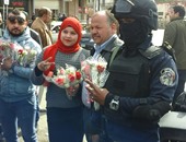 مواطنون يلتقطون صوراً تذكارية مع رجال الشرطة فى ميدان التحرير