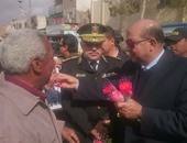 مدير أمن السويس يوزع الورود على المواطنين فى ذكرى ثورة 25 يناير