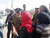 بالصور.."مرور بنى سويف"توزع الأعلام بالشوارع والميادين احتفالا بعيد الشرطة
