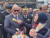 بالصور.. مدير أمن القاهرة يتفقد الشوارع الميادين ويقدم الورود للمواطنين 