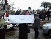 فتاة ترفع لافتة "اهتموا بالمستشفيات الحكومة" بميدان التحرير‎