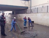 بالصور.. محافظة القاهرة تزيل مياه الأمطار المتراكمة بمدخل نفق شبرا