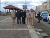 أهالى الإسكندرية يشاركون الجيش والشرطة الاحتفال بذكرى الثورة رغم الطقس السيئ
