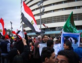 بالفيديو والصور.. المحتفلون بذكرى الثورة أمام "ماسبيرو" يحاولون العودة لـ"التحرير"