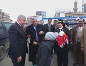 بالصور..مساعد وزير الداخلية لوسط الدلتا ومدير أمن الغربية يوزعان الورود بطنطا