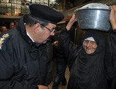 بالصور.. رئيس شرطة السكة الحديد يصطحب عجوزًا "تائهة" بمحطة مصر لقطارها