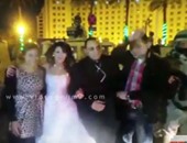 بالفيديو.. عروسان يلتقطان الصور التذكارية مع جنود القوات المسلحة بالتحرير