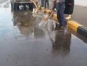 الجيزة تواصل الدفع بسيارات لشفط مياه الأمطار من الشوارع 