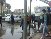 سيارات تابعة لشركة الصرف الصحى تشفط مياه الأمطار بميدان التحرير‎