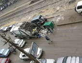 صحافة المواطن: سيارة نقل قمامة تفرغ صندوق مخلفات فى الشارع بمصر الجديدة