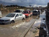 غرق مدخل الإسكندرية بمياه الأمطار.. و"الصرف الصحى" يدفع بسيارات شفط