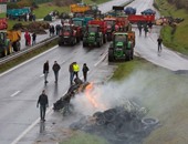 مزارعو فرنسا الغاضبون يفتحون الطرق المغلقة وينتظرون حلول الحكومة