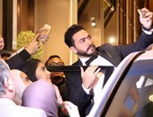 بالصور.. تامر حسنى يلتقط "سيلفى" مع محبيه فى الكويت بمهرجان "هلا فبراير"