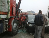 توقف حركة المرور بسبب حادث تصادم سيارتين بطريق الإسماعيلية الصحراوى