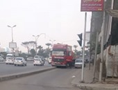 بالفيديو.. المصرى معروف بجبروته.. سائق يسير بـ”مقطورة” على الرصيف ويعطل الطريق