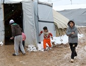 بالصور.. لاجئو سوريا يعانون من برد الشتاء القارس.. أكثر  من 5 ملايين بدول الجوار يبحثون عن الدفء بعيدا عن الثلوج والأمطار..  مصر الدولة الوحيدة التى يعيشون فيها خارج المخيمات.. وتركيا المقصد الأول لهم