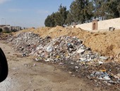 صحافة المواطن.. بالصور: القمامة تحاصر حى بـ"العبور" وعمال النظافة يشعلون النيران بها